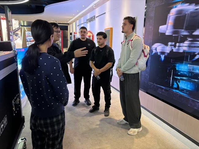 深化国际服务布局:法国客户组团莅临华邦瀛学习LED显示屏维修技术